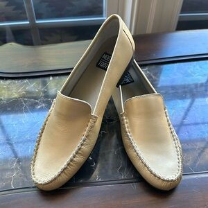 Mootsies Tootsies gold metallic leather loafers 8.5